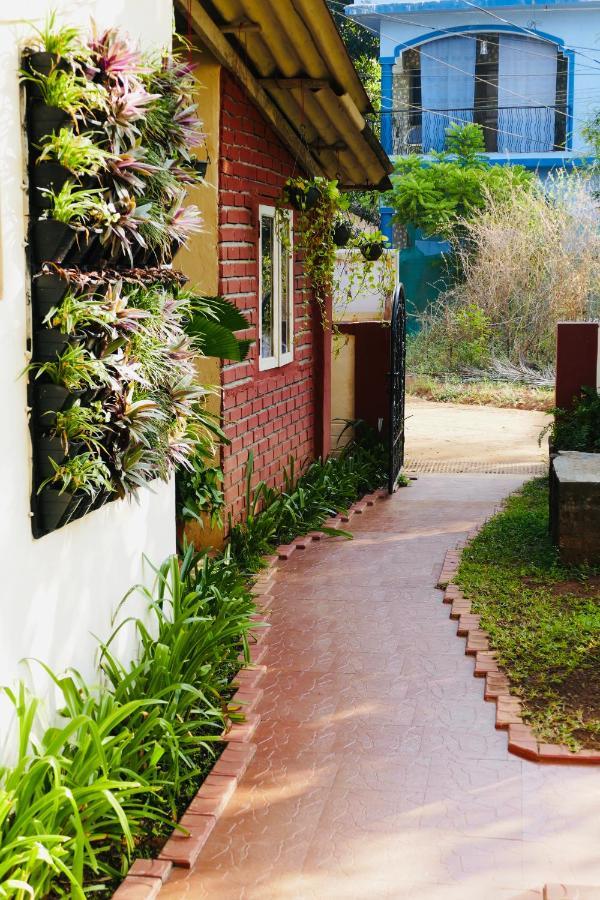 Shanu'S Seaside Inn - A Guesthouse, 100 Metres To Candolim Beach Extérieur photo